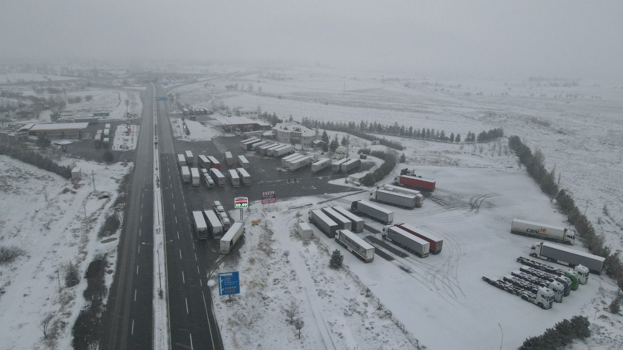 Erzincan’da kar etkisini gösterdi: Geçitlerde trafik kilitlendi
Erzincan’da kar etkisini gösterdi: Geçitlerde trafik kilitlendi