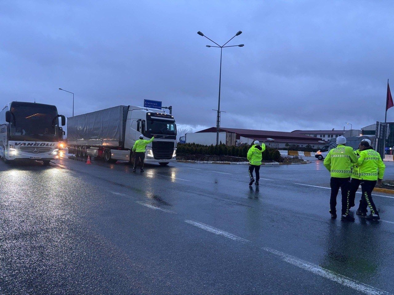 Erzincan’da kar etkisini gösterdi: Geçitlerde trafik kilitlendi
Erzincan’da kar etkisini gösterdi: Geçitlerde trafik kilitlendi