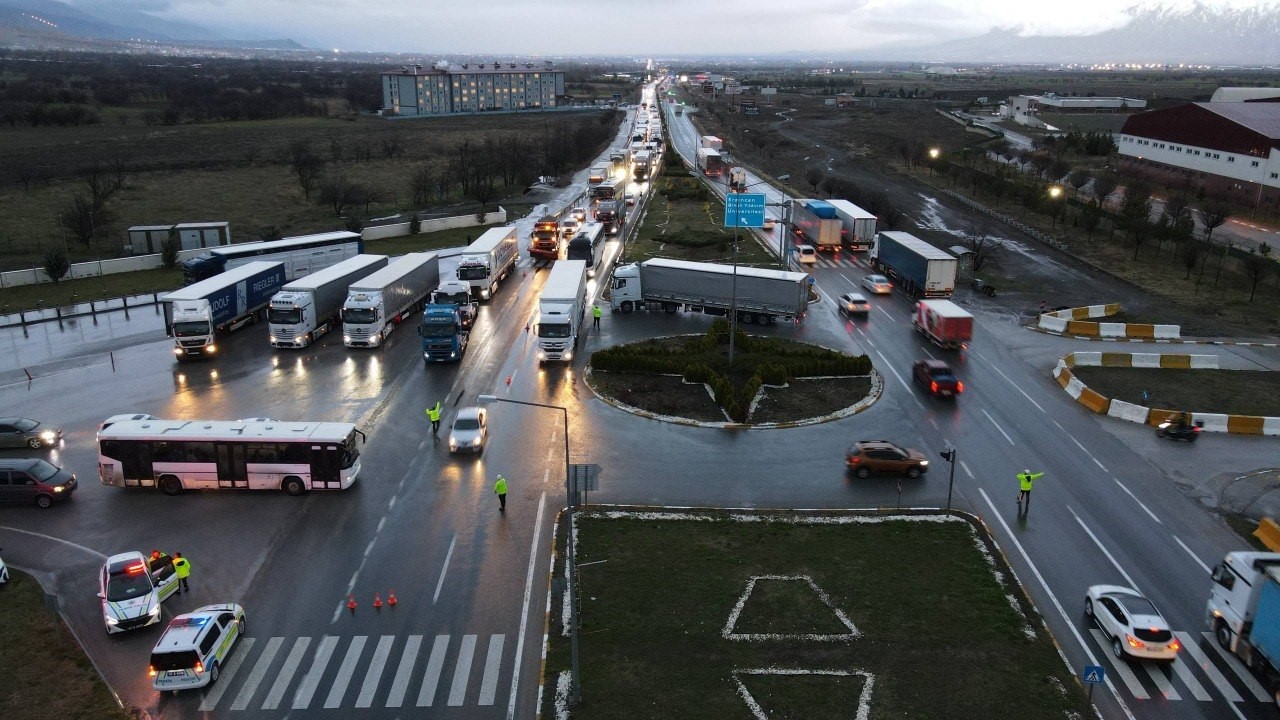 Erzincan’da kar etkisini gösterdi: Geçitlerde trafik kilitlendi
Erzincan’da kar etkisini gösterdi: Geçitlerde trafik kilitlendi