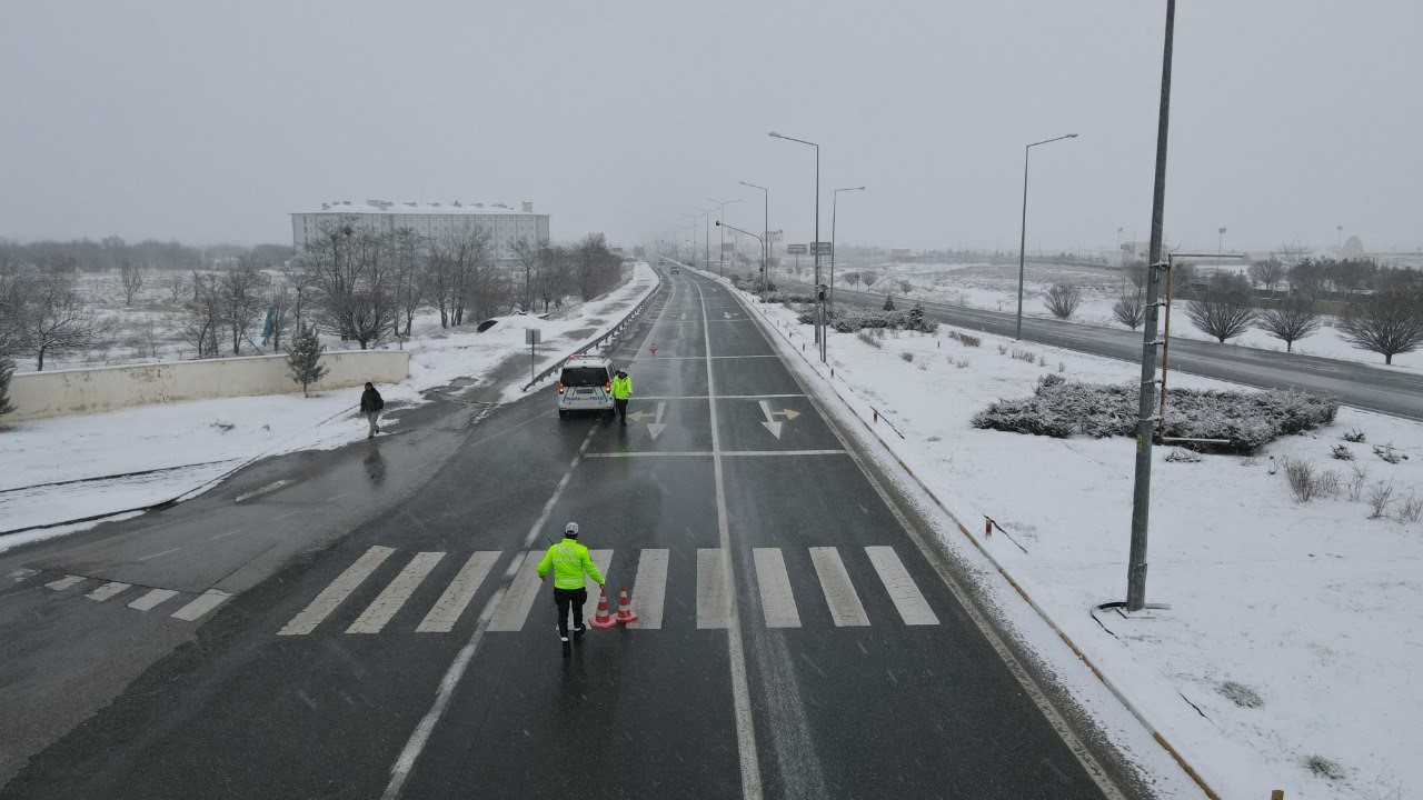 Erzincan’da kar etkisini gösterdi: Geçitlerde trafik kilitlendi
Erzincan’da kar etkisini gösterdi: Geçitlerde trafik kilitlendi