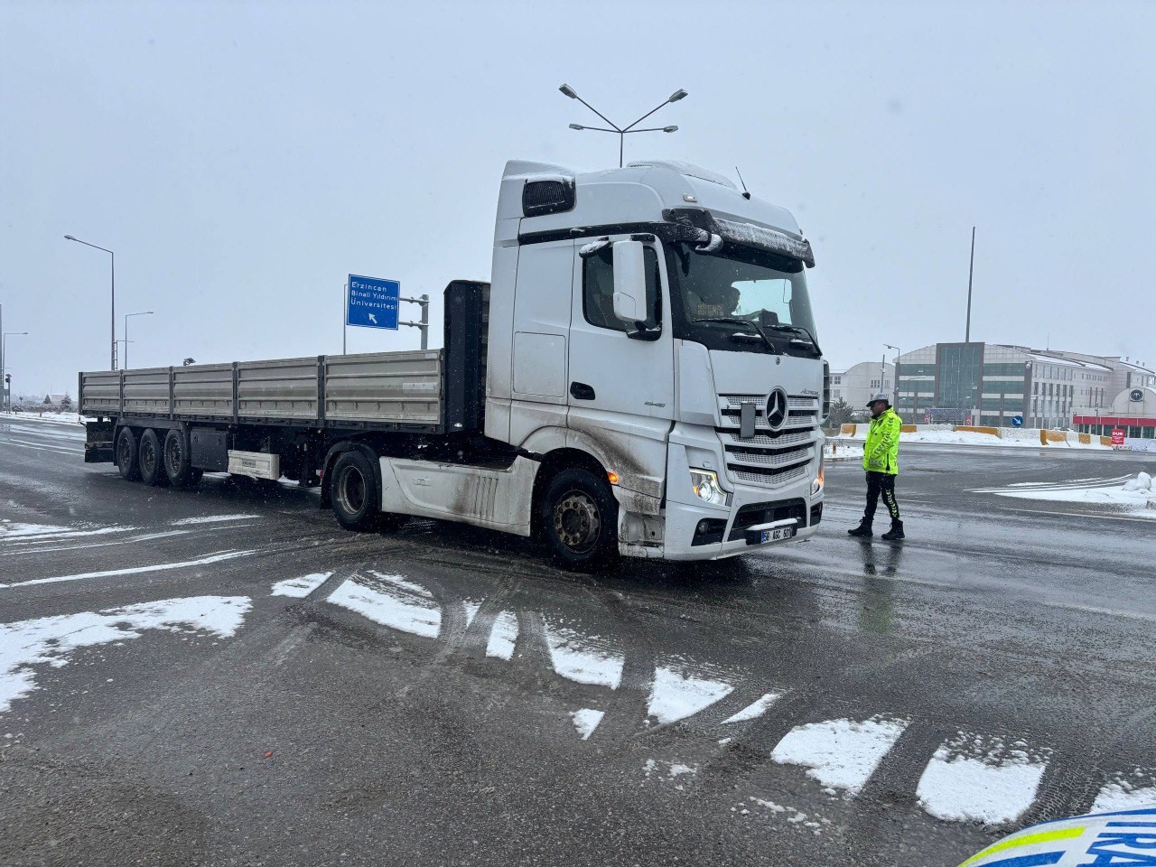 Erzincan’da kar etkisini gösterdi: Geçitlerde trafik kilitlendi
Erzincan’da kar etkisini gösterdi: Geçitlerde trafik kilitlendi