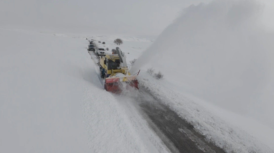 Erzincan’da kar ve tipi: 328 köy yolu ulaşıma kapandı
Erzincan’da kar ve tipi: 328 köy yolu ulaşıma kapandı