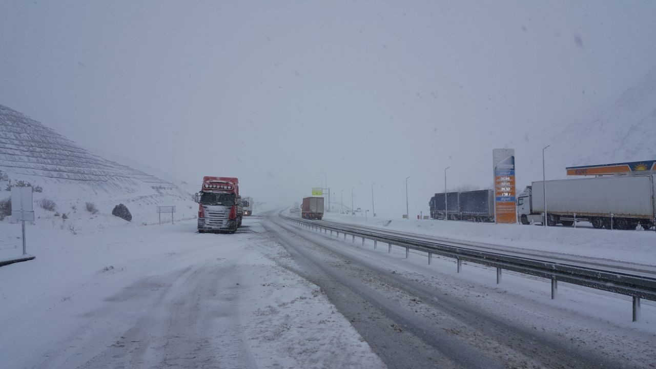 Erzincan’da kar ve tipi ulaşımı olumsuz etkiledi
