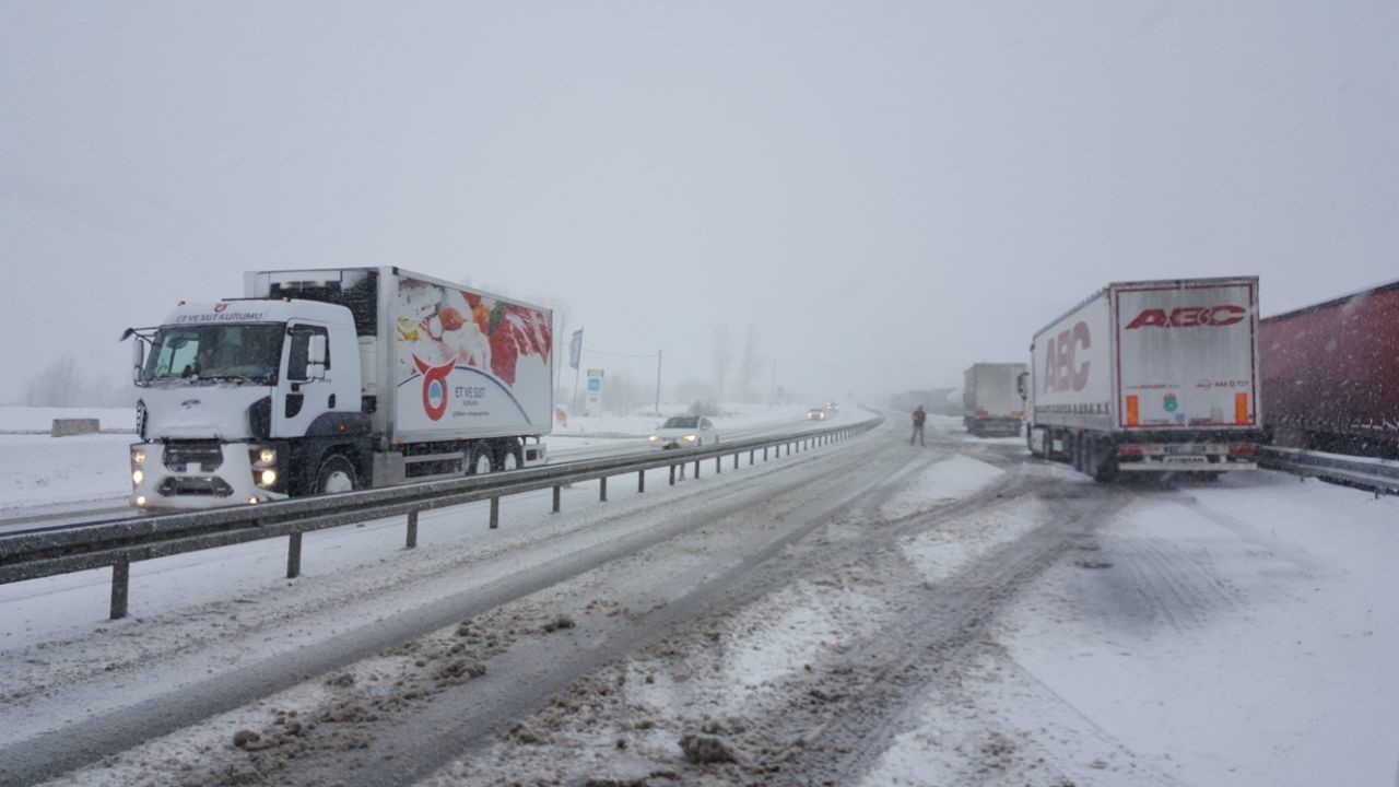 Erzincan’da kar ve tipi ulaşımı olumsuz etkiledi
