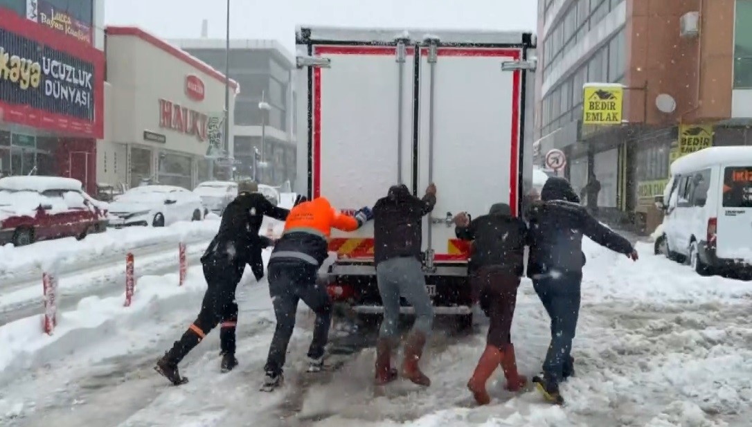 Erzincan’da kardan 516 köy yolu ulaşıma kapandı
Erzincan’da kardan 516 köy yolu ulaşıma kapandı
