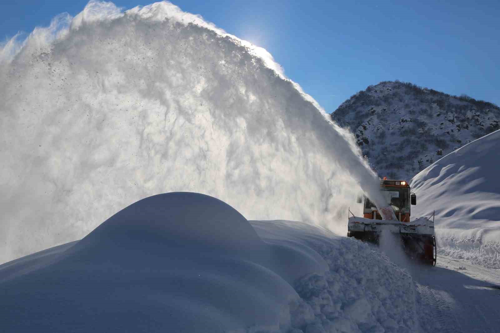 Erzincan’da karla mücadele çalışmaları sürüyor
