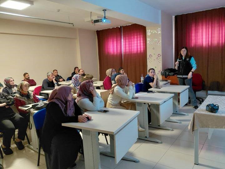 Erzincan’da narkotik ekiplerinden uyuşturucuyla mücadele eğitimi

