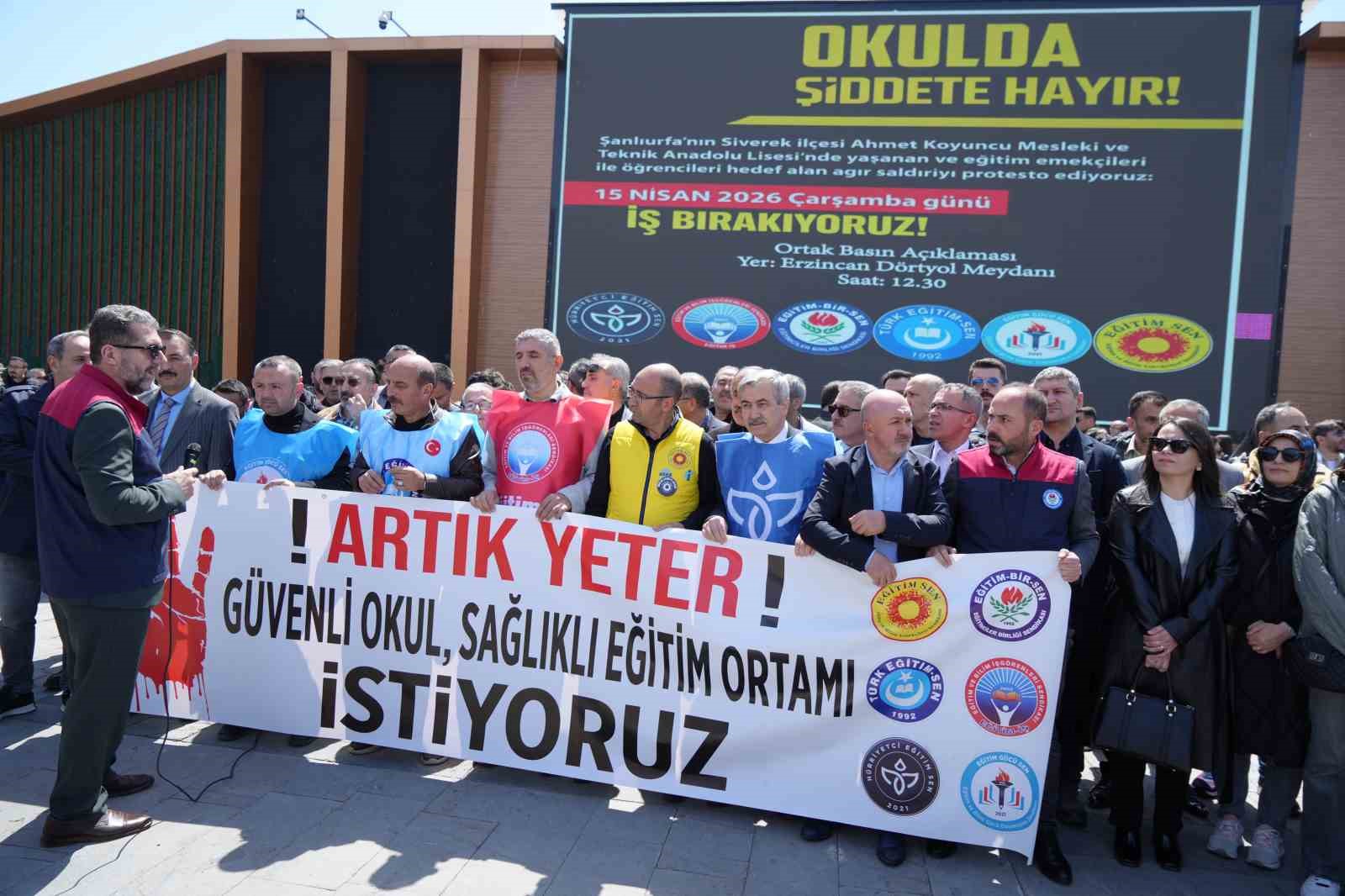 Erzincan’da öğretmenler şiddete karşı toplandı
Erzincan’da öğretmenler şiddete karşı toplandı