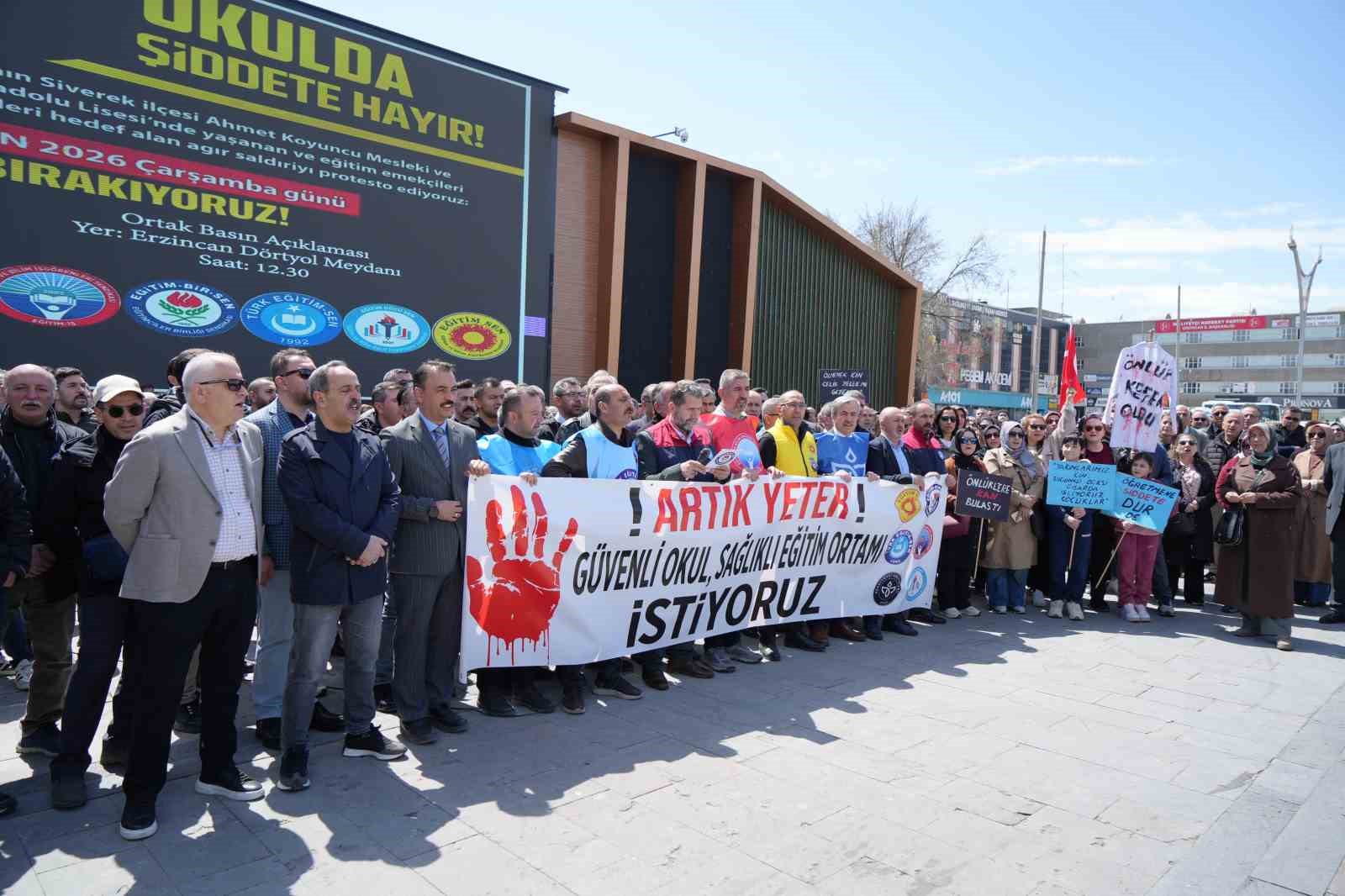 Erzincan’da öğretmenler şiddete karşı toplandı
Erzincan’da öğretmenler şiddete karşı toplandı