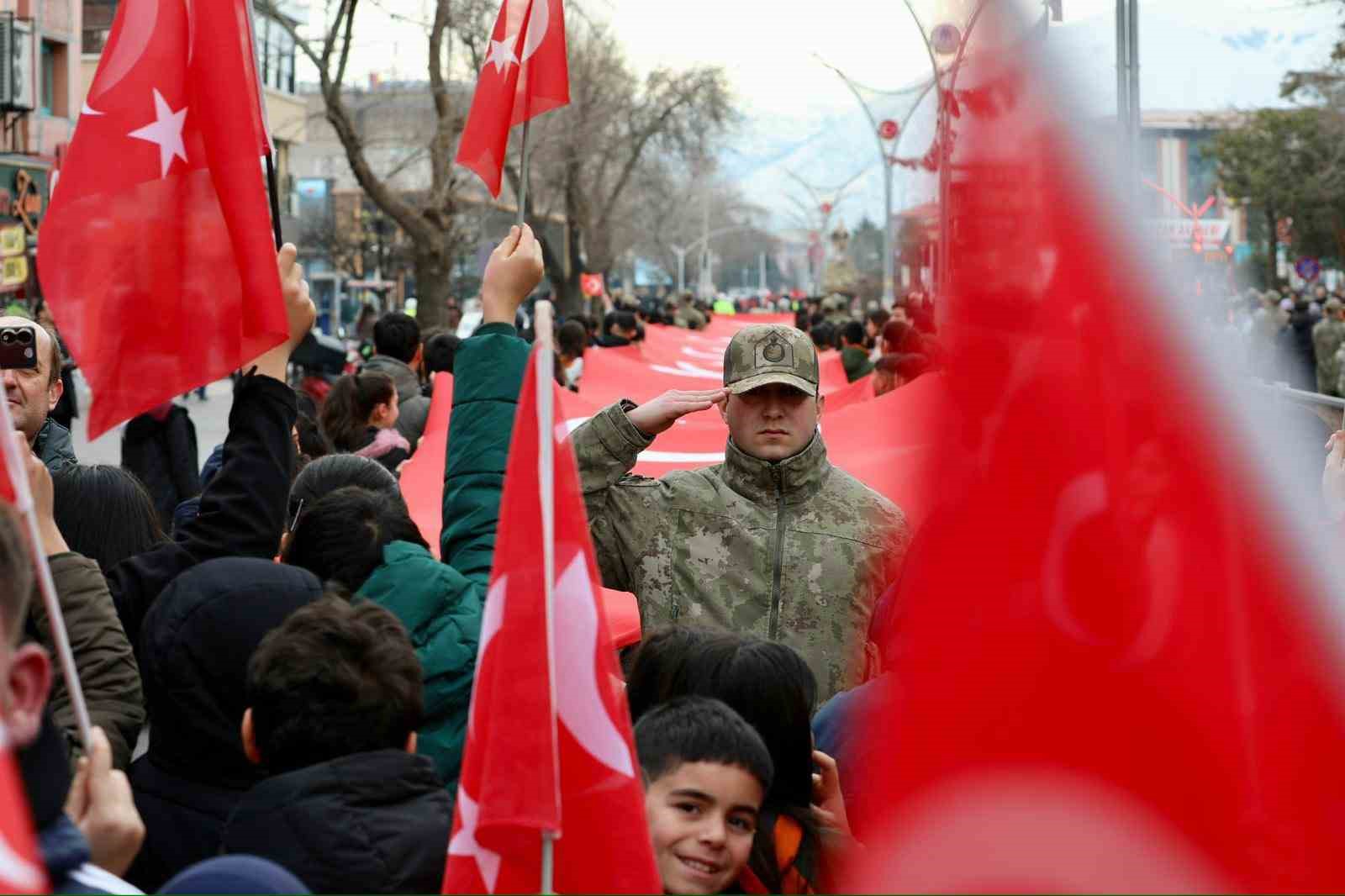 Erzincan’da on binlerce kişi ‘İstiklal Bayrakla, İstikbal Maarifle’ yürüyüşünde tek yürek oldu
