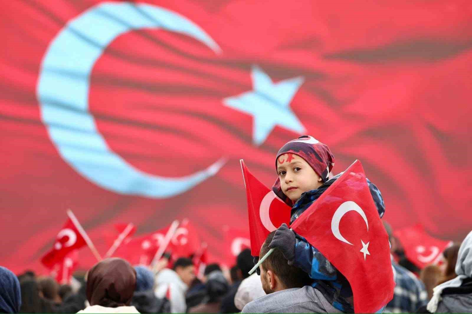 Erzincan’da on binlerce kişi ‘İstiklal Bayrakla, İstikbal Maarifle’ yürüyüşünde tek yürek oldu
