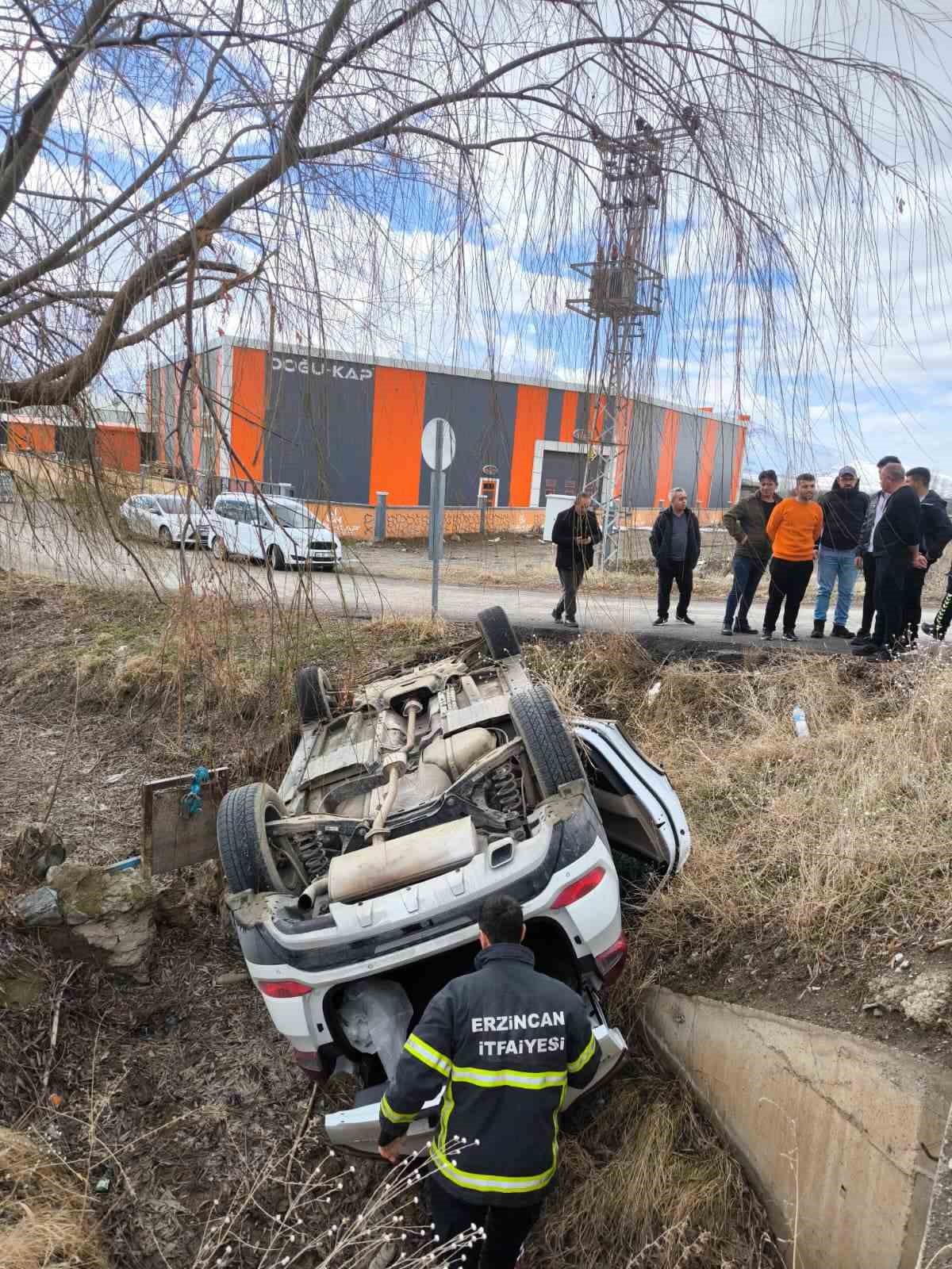 Erzincan’da otomobil şarampole uçtu: 1 yaralı
