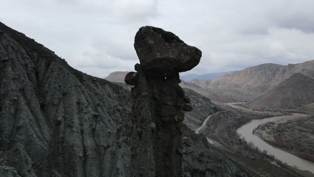 Erzincan’da peri bacalarını andıran doğal oluşumlar ilgi görüyor
