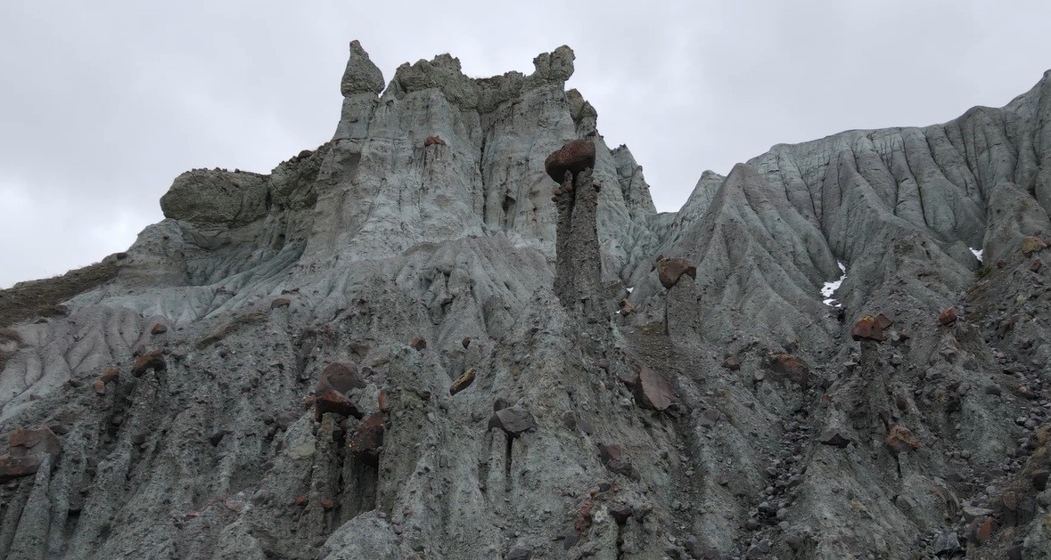 Erzincan’da peri bacalarını andıran doğal oluşumlar ilgi görüyor
