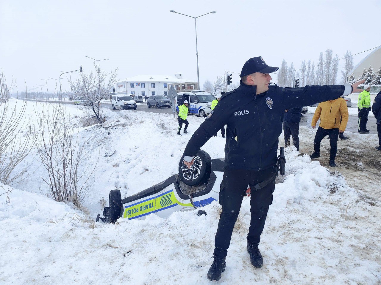 Erzincan’da polis aracı şarampole uçtu: 2 polis yaralandı
