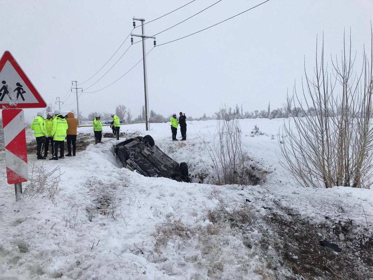 Erzincan’da polis aracı şarampole uçtu: 2 polis yaralandı
