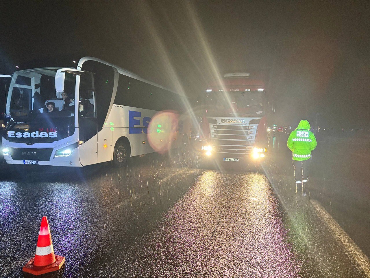 Erzincan’da sağanak, kar ve sis ulaşımı durdurdu
