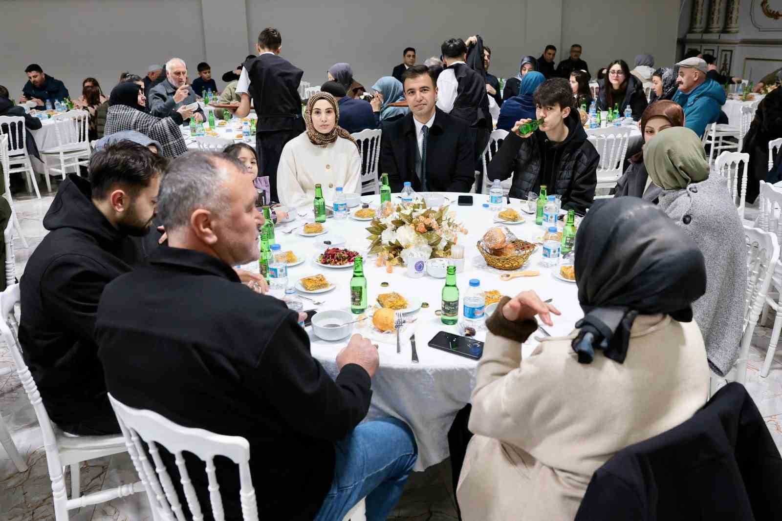 Erzincan’da şehit aileleri ve gaziler onuruna iftar programı
Erzincan’da şehit aileleri ve gaziler onuruna iftar programı