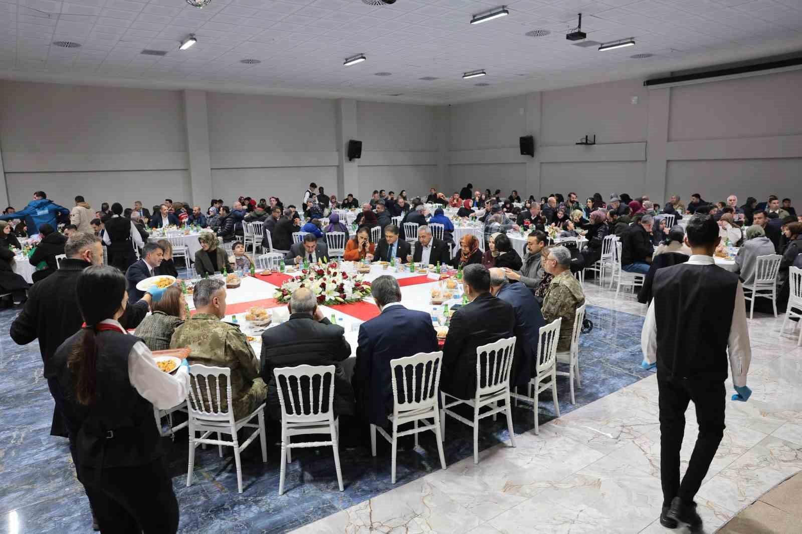 Erzincan’da şehit aileleri ve gaziler onuruna iftar programı
Erzincan’da şehit aileleri ve gaziler onuruna iftar programı