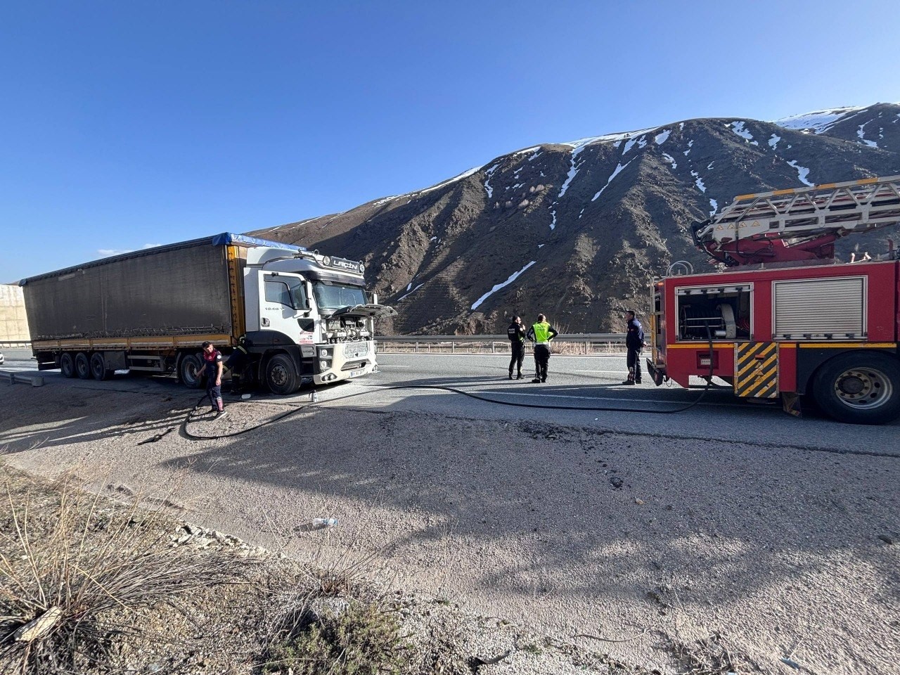 Erzincan’da seyir halindeki tırda çıkan yangın söndürüldü
