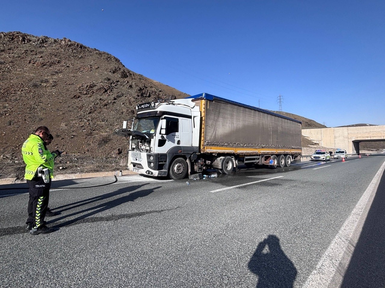 Erzincan’da seyir halindeki tırda çıkan yangın söndürüldü
