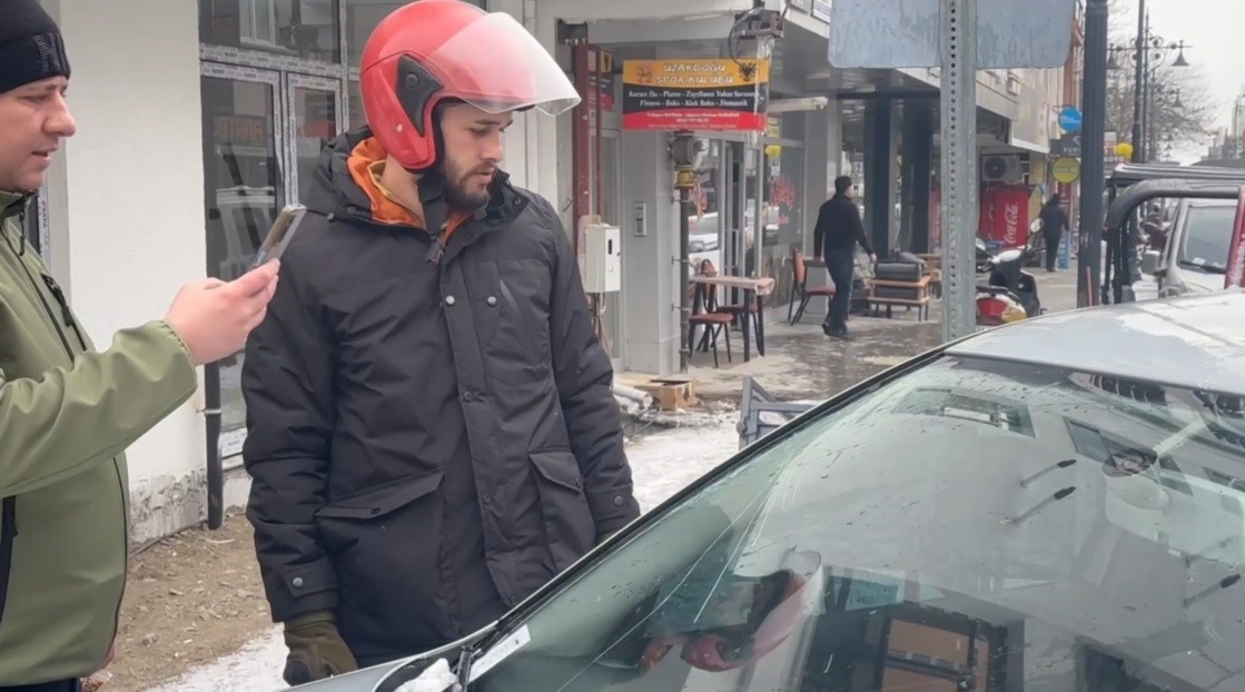 Erzincan’da su tahliye borusu park halindeki aracın üzerine düştü
