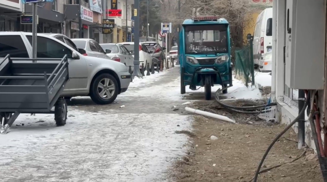 Erzincan’da su tahliye borusu park halindeki aracın üzerine düştü
