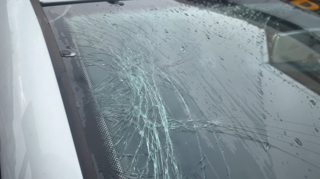 Erzincan’da su tahliye borusu park halindeki aracın üzerine düştü
