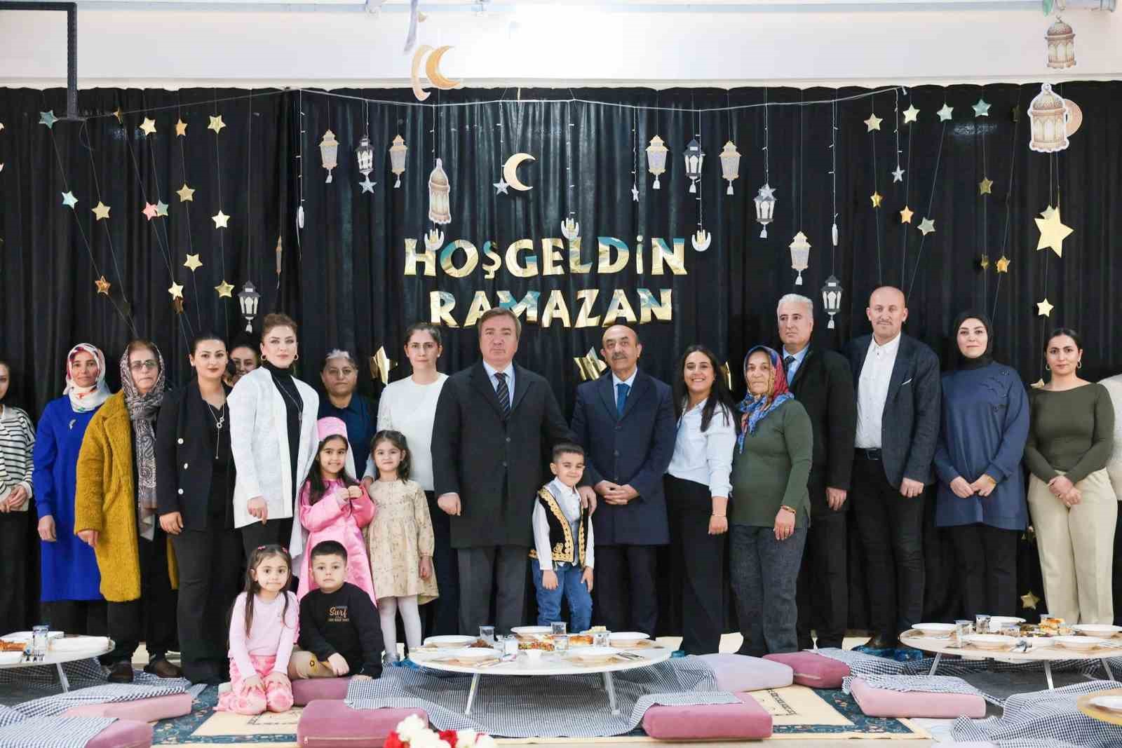 Erzincan’da üç kuşak aynı sofrada buluştu
