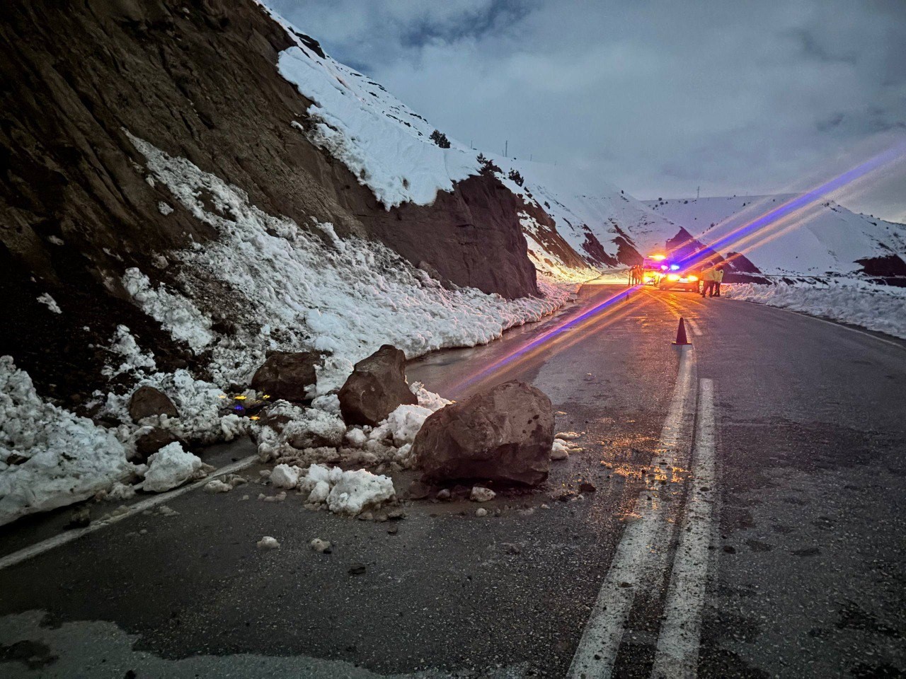 Erzincan’da yamaçtan kopan kayalar yola düştü
