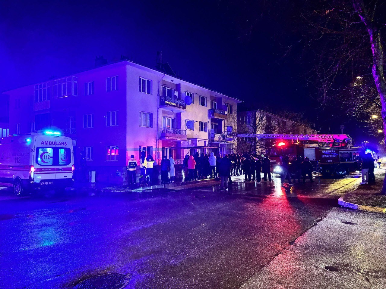 Erzincan’da yangın: 3’ü çocuk 8 kişi dumandan etkilendi
