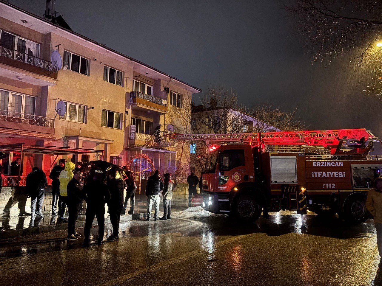 Erzincan’da yangın: 3’ü çocuk 8 kişi dumandan etkilendi
