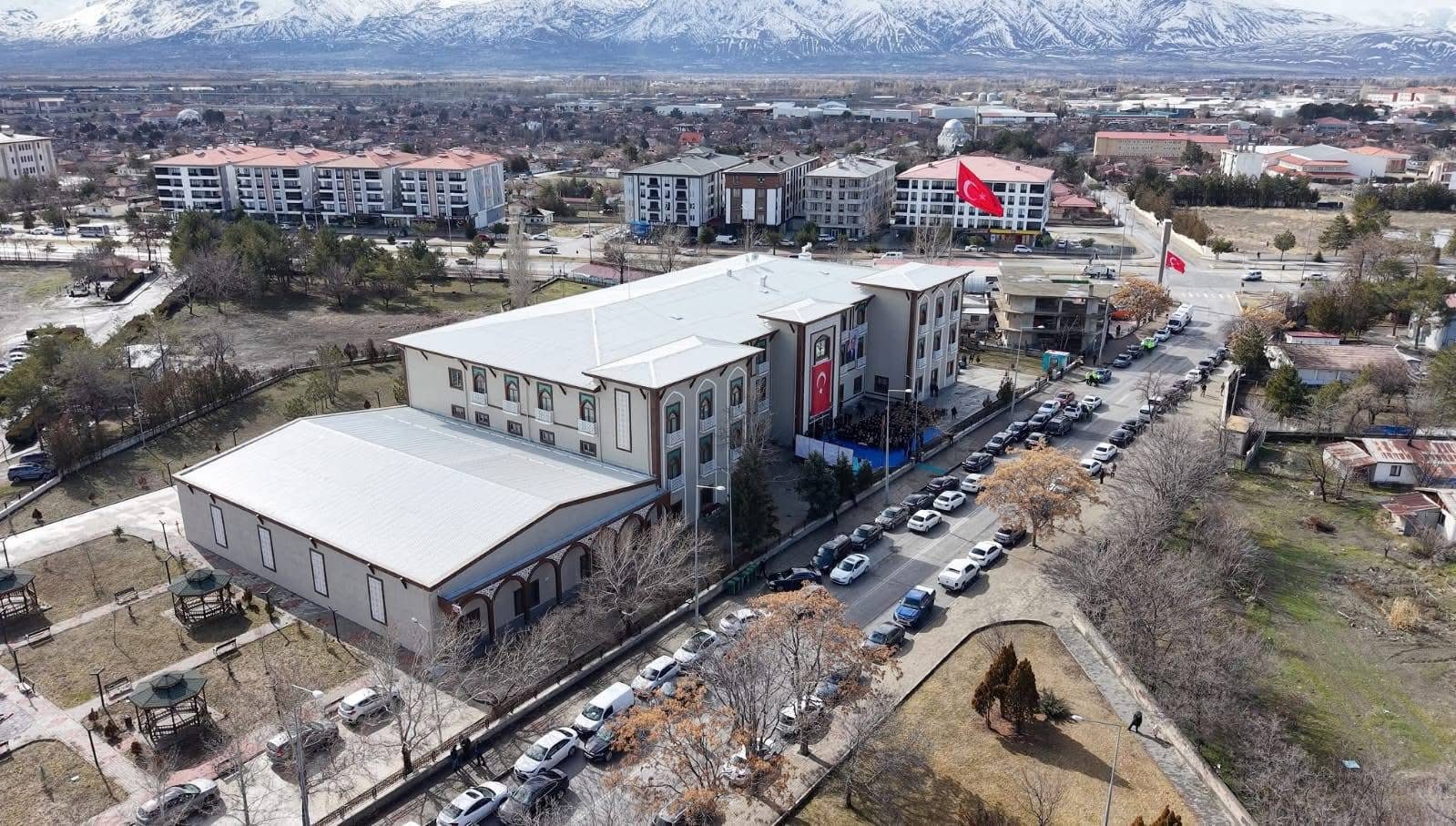 Erzincan’da yeni öğretmenevi hizmet binası Binali Yıldırım’ın katılımı ile hizmete açıldı
