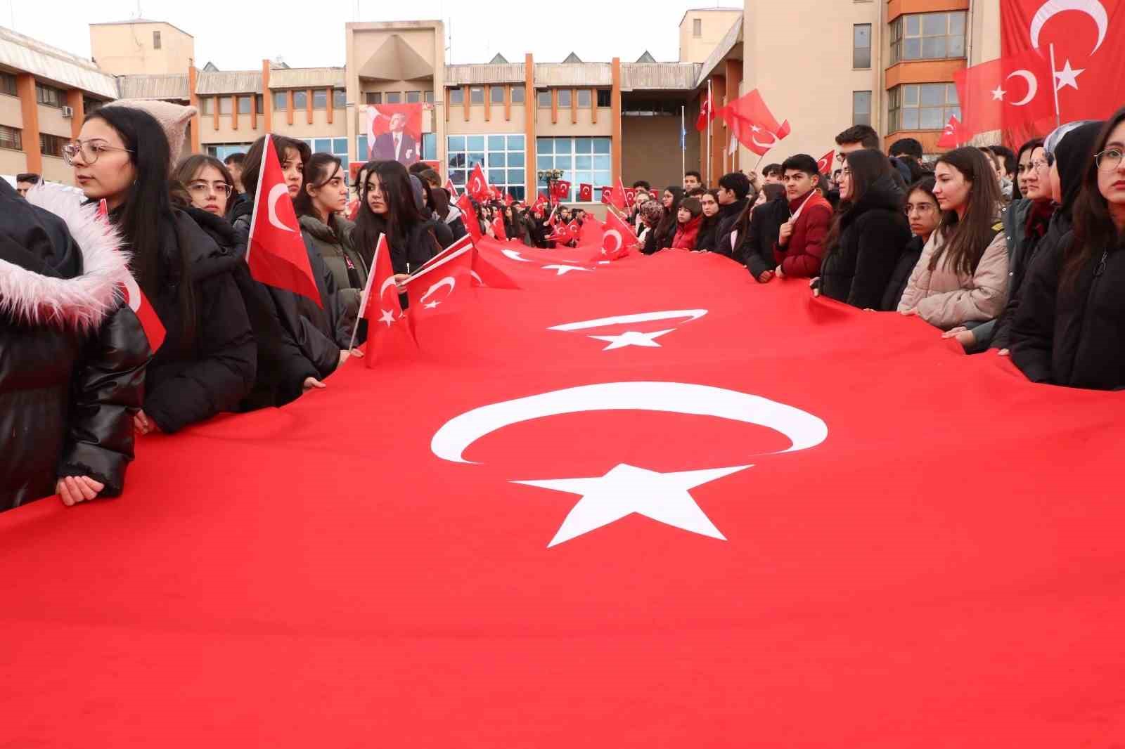 Erzincan’ın düşman işgalinden kurtuluşunun 108’inci yılı coşkuyla kutlandı
Erzincan’ın düşman işgalinden kurtuluşunun 108’inci yılı coşkuyla kutlandı