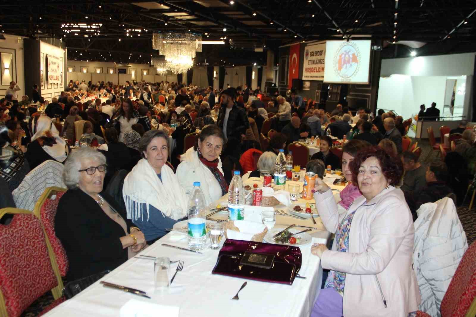 Erzincanlılar İzmir’deki dayanışma gecesinde bir araya geldi
Erzincanlılar İzmir’deki dayanışma gecesinde bir araya geldi