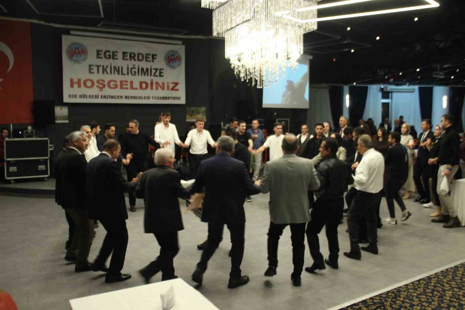 Erzincanlılar İzmir’deki dayanışma gecesinde bir araya geldi
Erzincanlılar İzmir’deki dayanışma gecesinde bir araya geldi