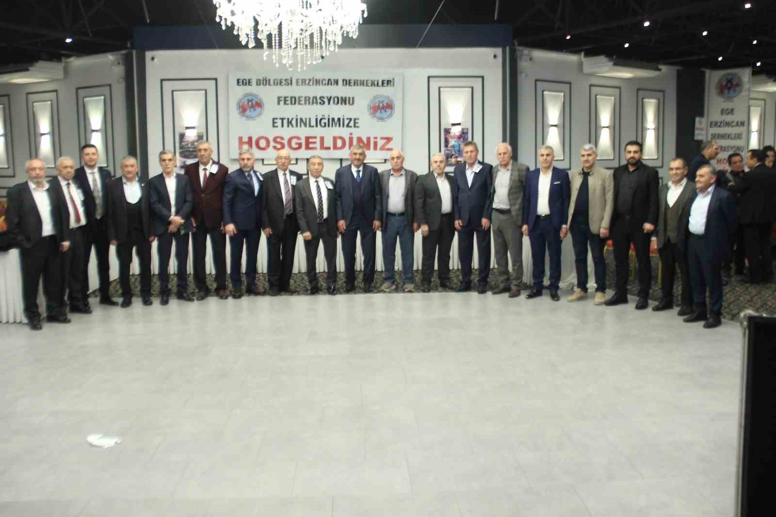 Erzincanlılar İzmir’deki dayanışma gecesinde bir araya geldi
Erzincanlılar İzmir’deki dayanışma gecesinde bir araya geldi