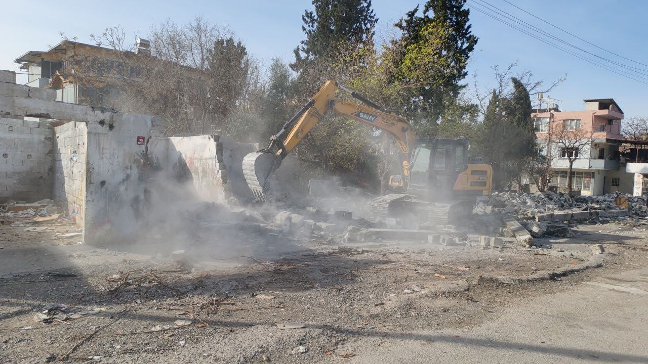 Erzin’e 47 yıldır hizmet eden sanayi sitesi yıkılıyor
