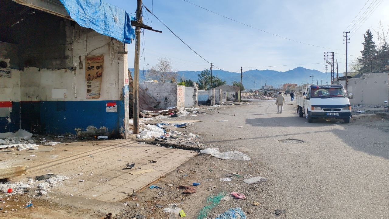 Erzin’e 47 yıldır hizmet eden sanayi sitesi yıkılıyor
