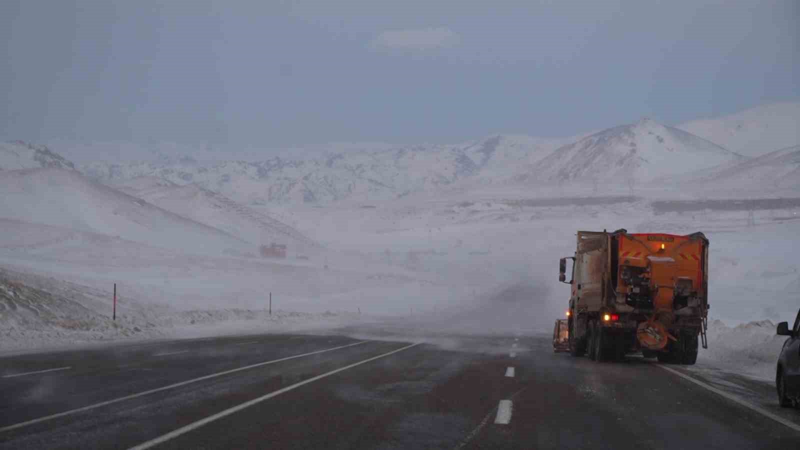 Erzurum-Artvin karayolunda tipi etkili oldu, 6 araç kaza yaptı
