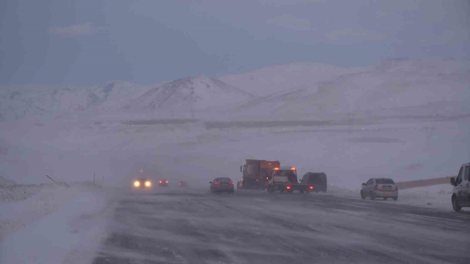 Erzurum-Artvin karayolunda tipi etkili oldu, 6 araç kaza yaptı
