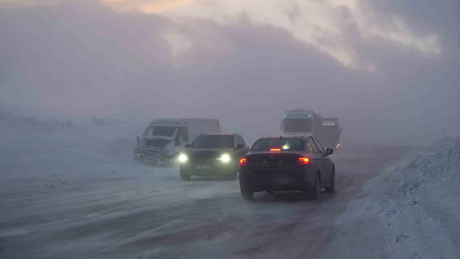 Erzurum-Artvin karayolunda tipi etkili oldu, 6 araç kaza yaptı
