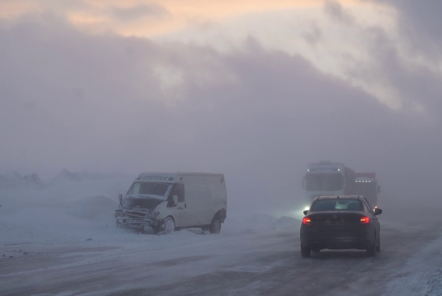 Erzurum-Artvin karayolunda tipi etkili oldu, 6 araç kaza yaptı
