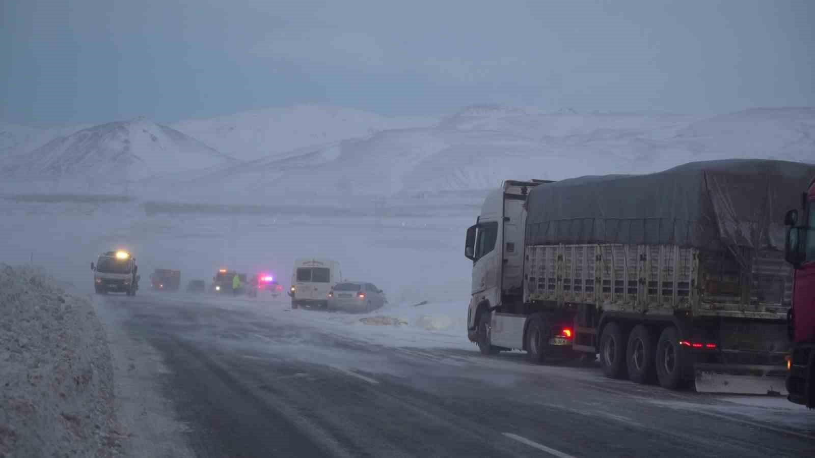 Erzurum-Artvin karayolunda tipi etkili oldu, 6 araç kaza yaptı
