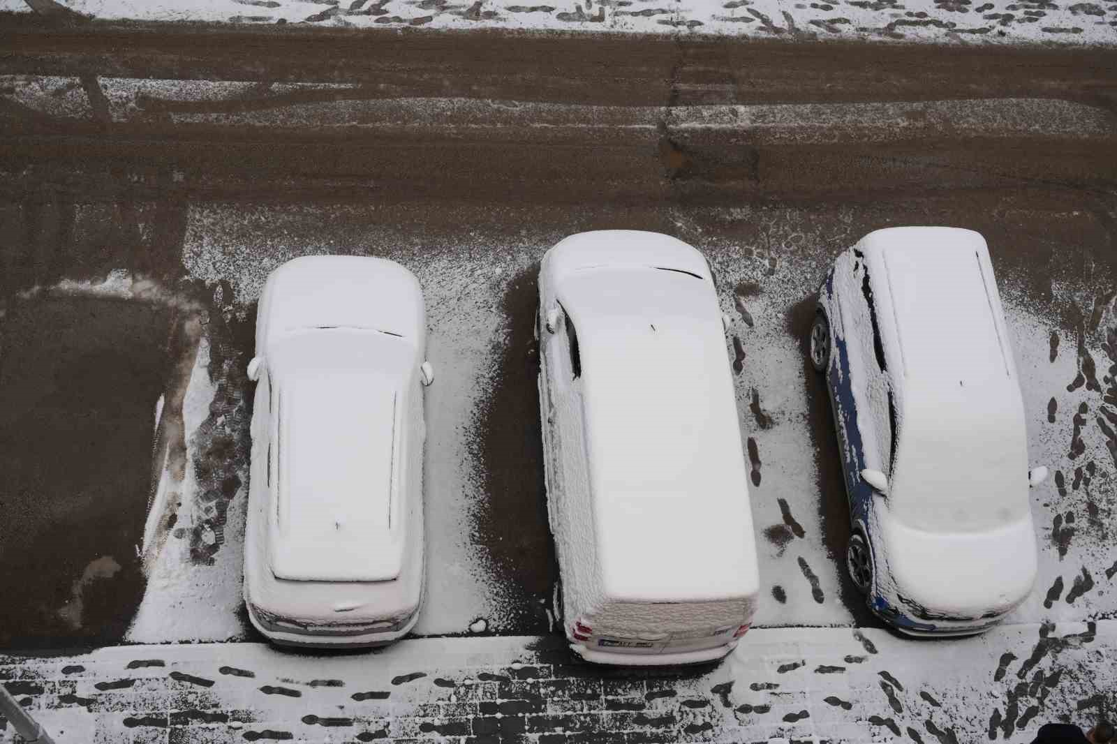 Erzurum güne yine karla uyandı, bölge için zirai don uyarısı geldi
