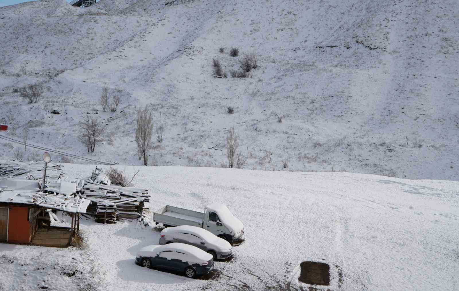 Erzurum güne yine karla uyandı, bölge için zirai don uyarısı geldi
