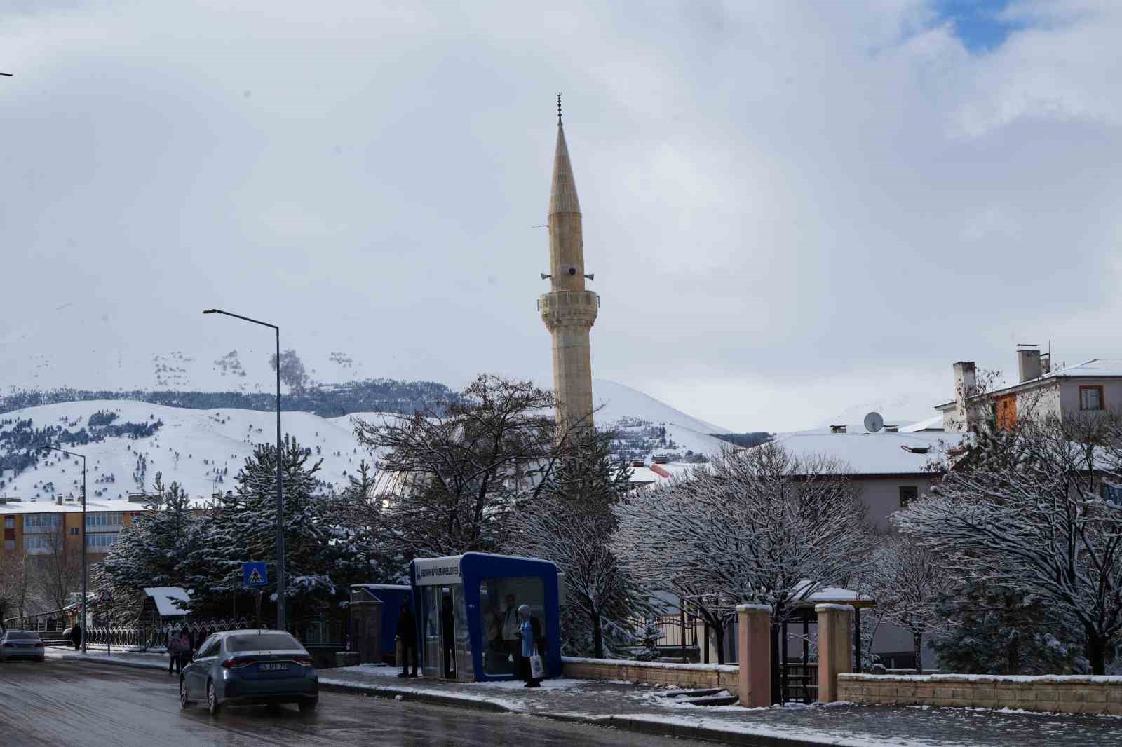 Erzurum güne yine karla uyandı, bölge için zirai don uyarısı geldi
