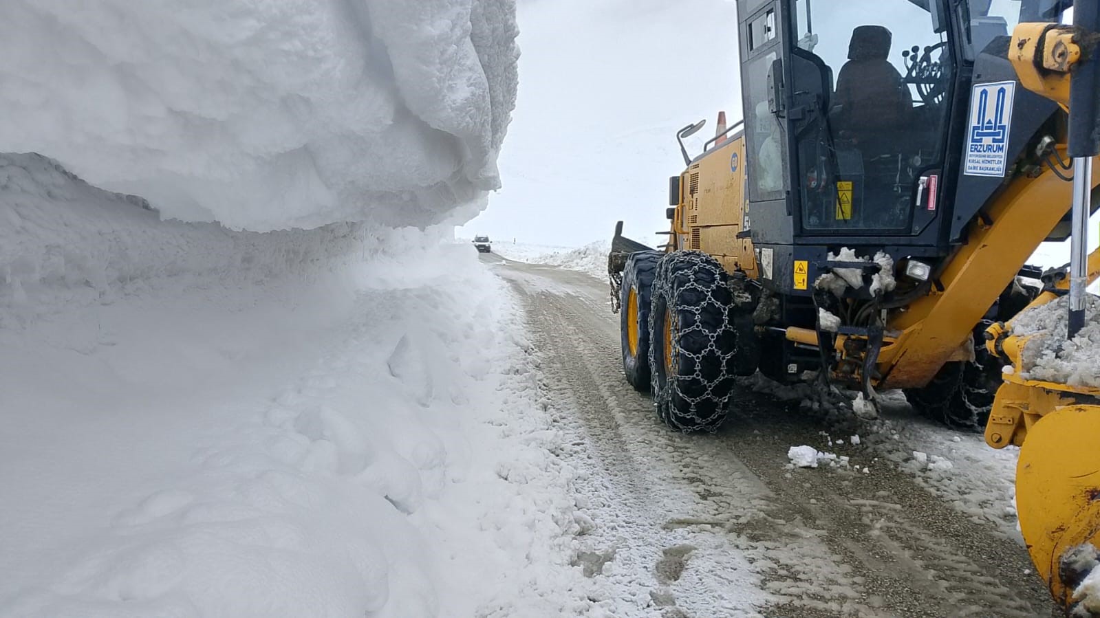 Erzurum kırsalında karla mücadeleye devam
