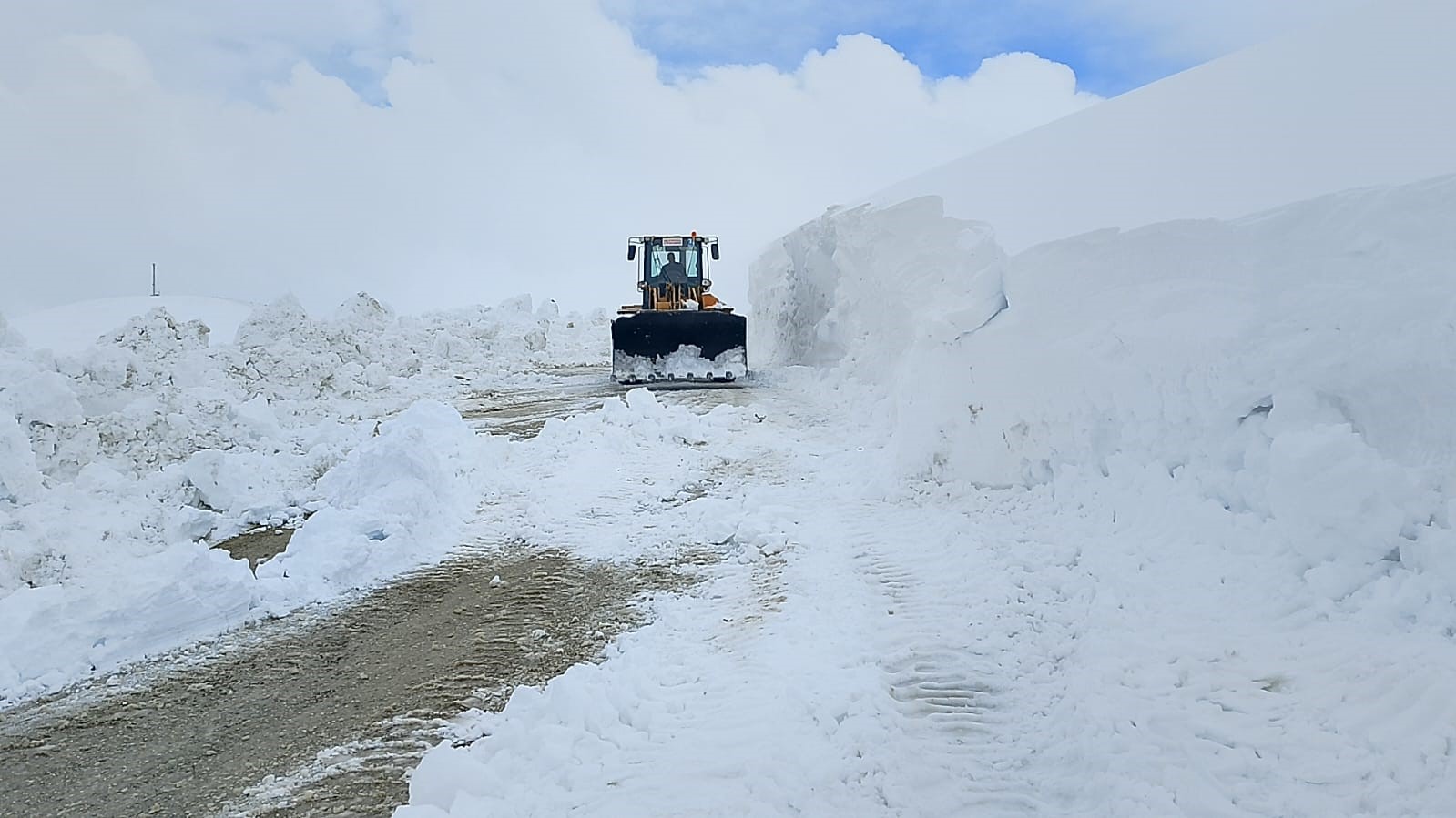 Erzurum kırsalında karla mücadeleye devam

