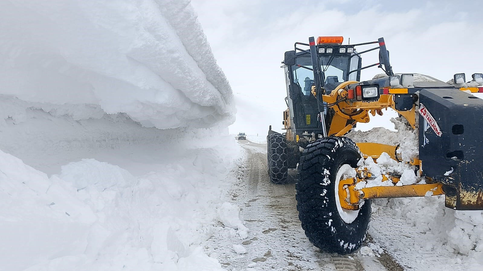Erzurum kırsalında karla mücadeleye devam
